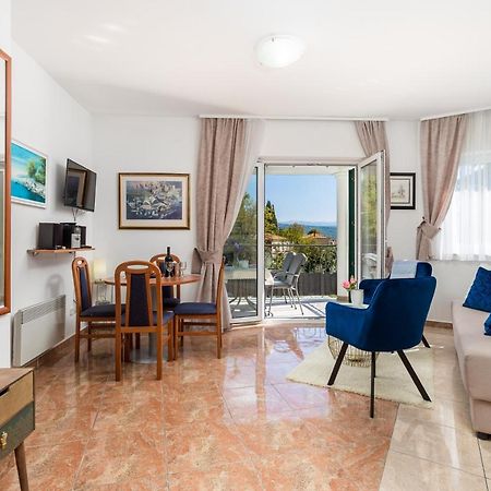Light Summer Apartment With A Swimming Pool Опатия Экстерьер фото