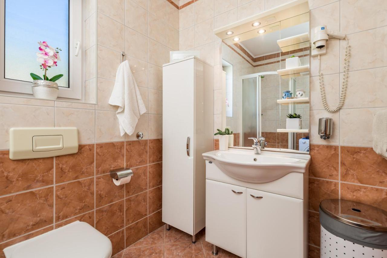 Light Summer Apartment With A Swimming Pool Опатия Экстерьер фото